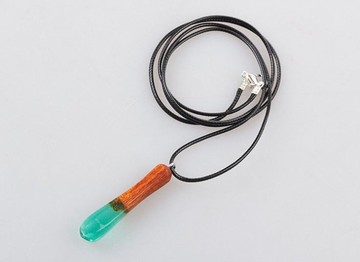 گردنبند چوبی نگین مینیاتوری