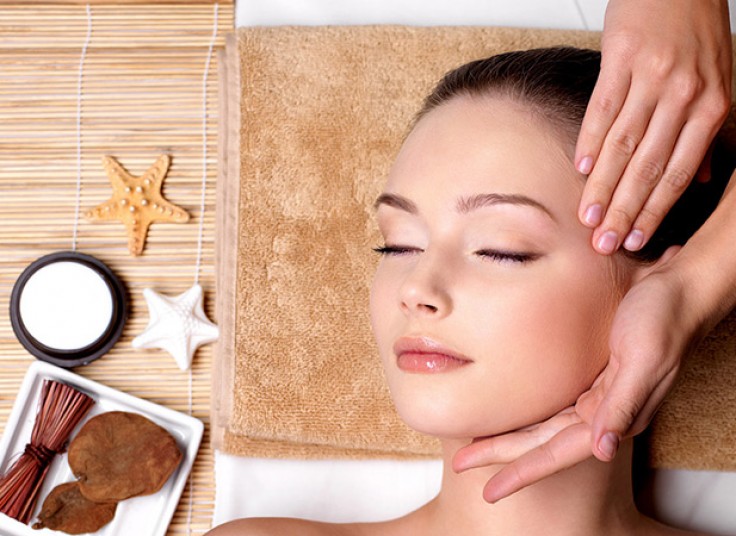 ماساژ صورت در سالن گلارس