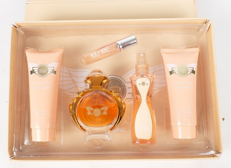پکیج کادویی محصولات آرایشی CARLOTTA