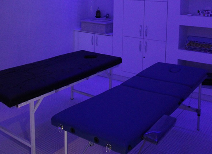 ماساژ ریلکسی و ورزشی دلفین آبی