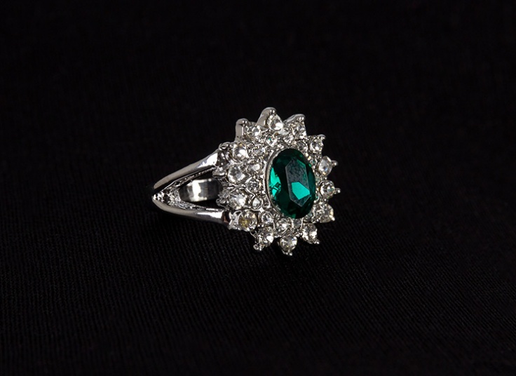 گردنبند و انگشتر نگین دار