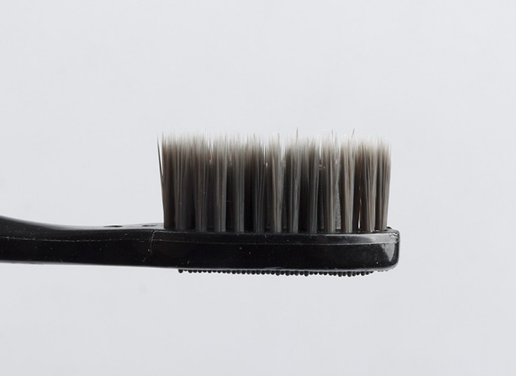 مسواک زغالی Colgate