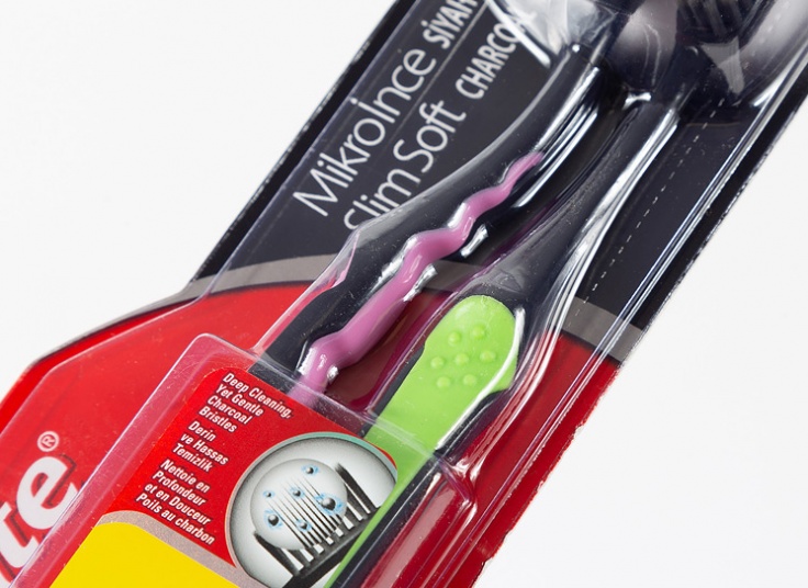 مسواک زغالی دوقلو Colgate