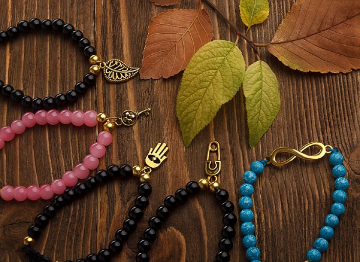 دستبند سنگی آویزدار