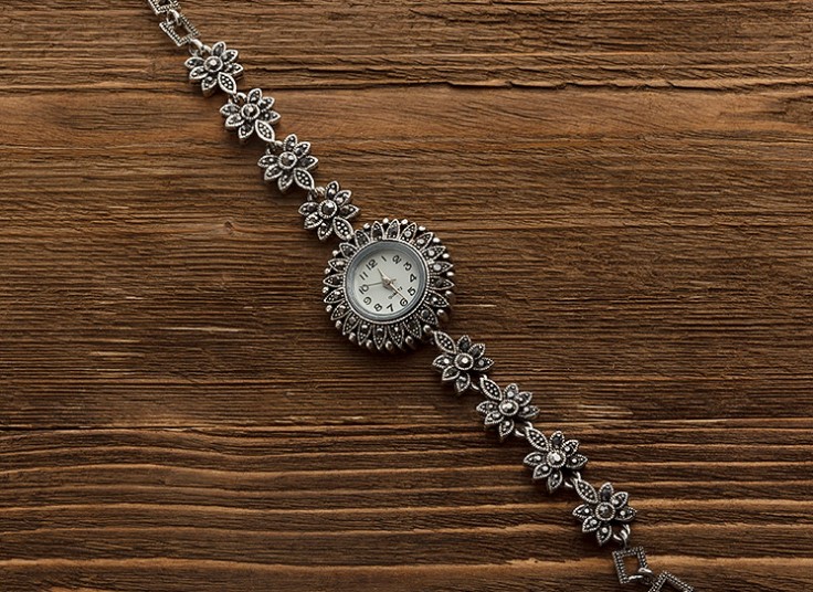 ساعت مچی طرح نقره نگین دار