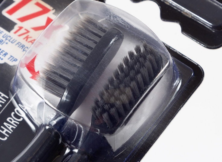 مسواک زغالی دوقلو Colgate