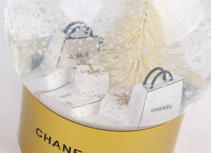 گوی کریسمس برفی طرح CHANEL