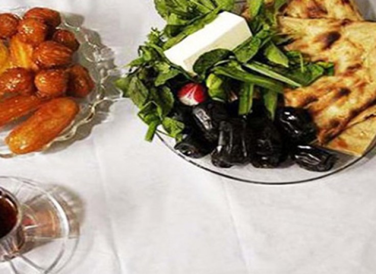 سینی افطار در باغ رستوران سنتی ایلیا