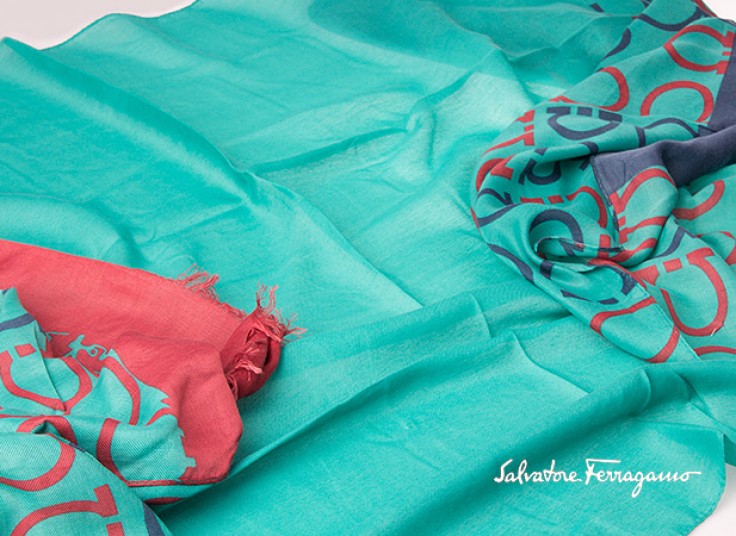 شال Salvatore Ferragamo