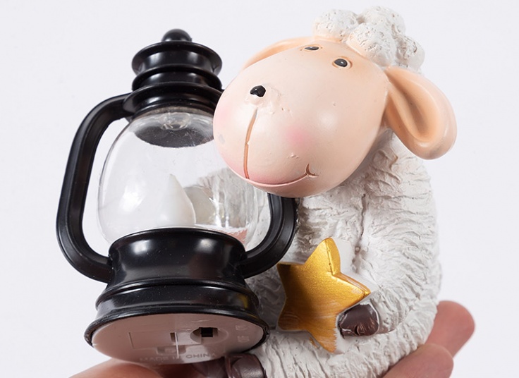 مجسمه گوسفند فانوس دار