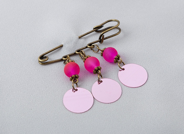 سنجاق سینه آویزدار