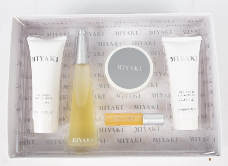 پکیج کادویی محصولات آرایشی CARLOTTA