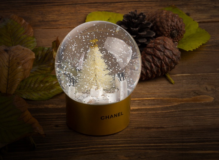 گوی کریسمس برفی طرح CHANEL