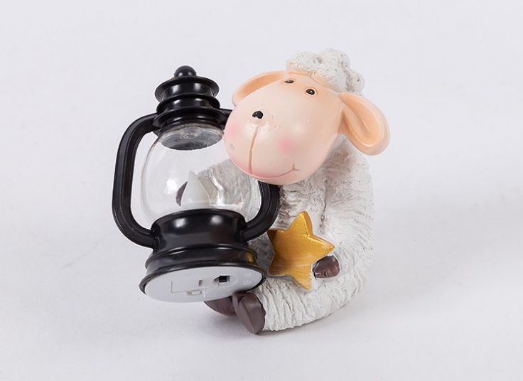 مجسمه گوسفند فانوس دار