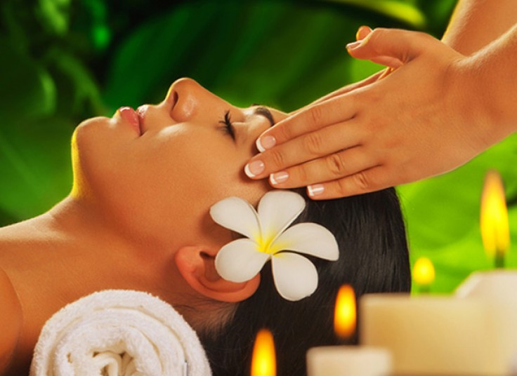 انواع ماساژ در سالن مینا مرادی