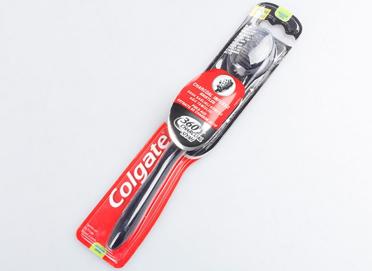 مسواک زغالی Colgate