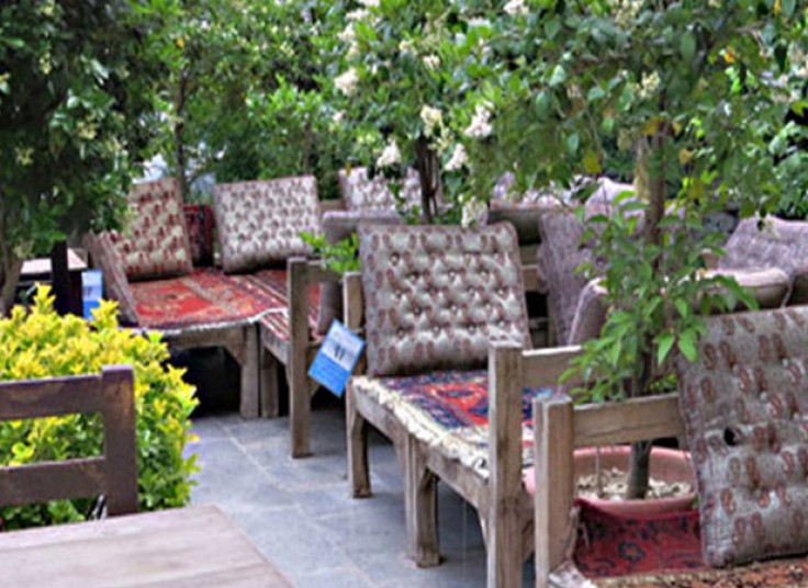 سینی افطار در باغ رستوران سنتی ایلیا