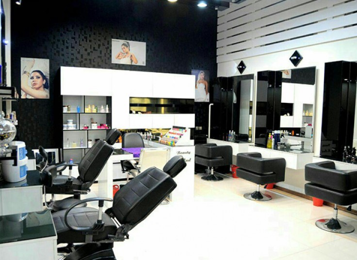 ماسک گچی همراه با ماساژ در سالن آرزو براتی