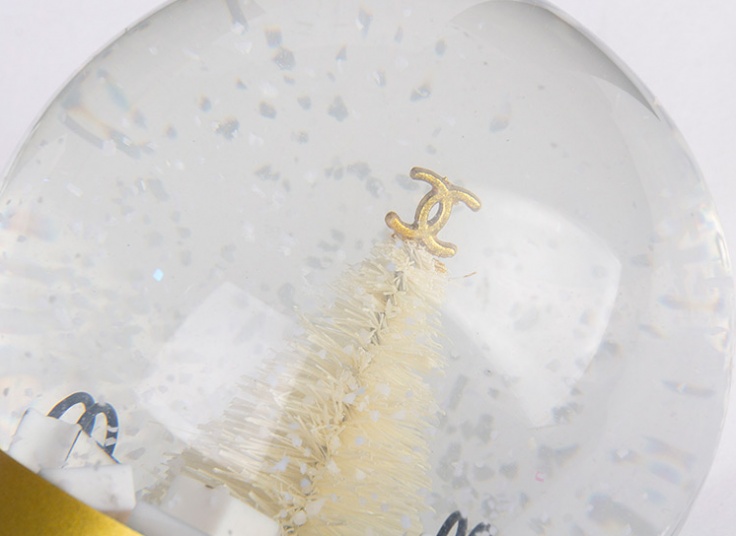 گوی کریسمس برفی طرح CHANEL