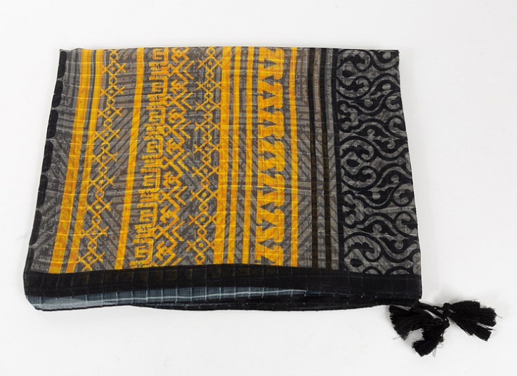 شال نخی منگوله دار