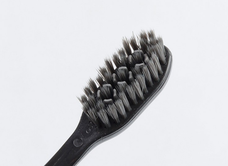 مسواک زغالی Colgate