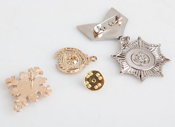 سنجاق سینه و کراوات