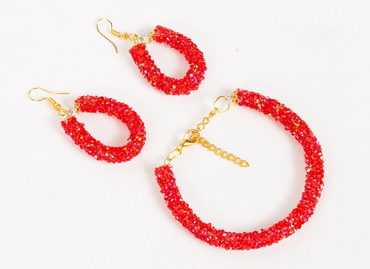 گوشواره و دستبند کریستالی