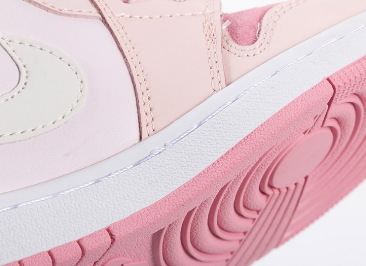 کتانی زنانه Nike Air Jordan 1