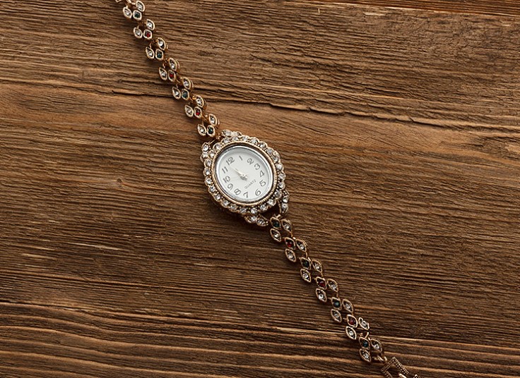 ساعت مچی طرح نقره نگین دار