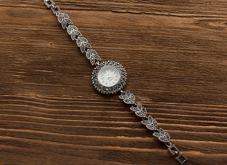 ساعت مچی طرح نقره نگین دار