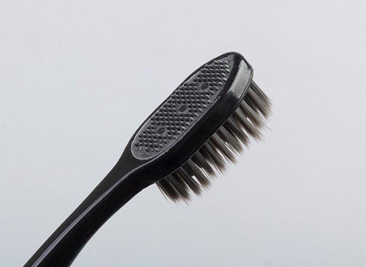 مسواک زغالی Colgate